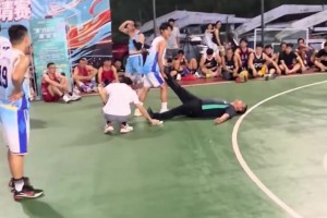 不是，比赛还没开始呢，这裁判先抽筋倒下了！